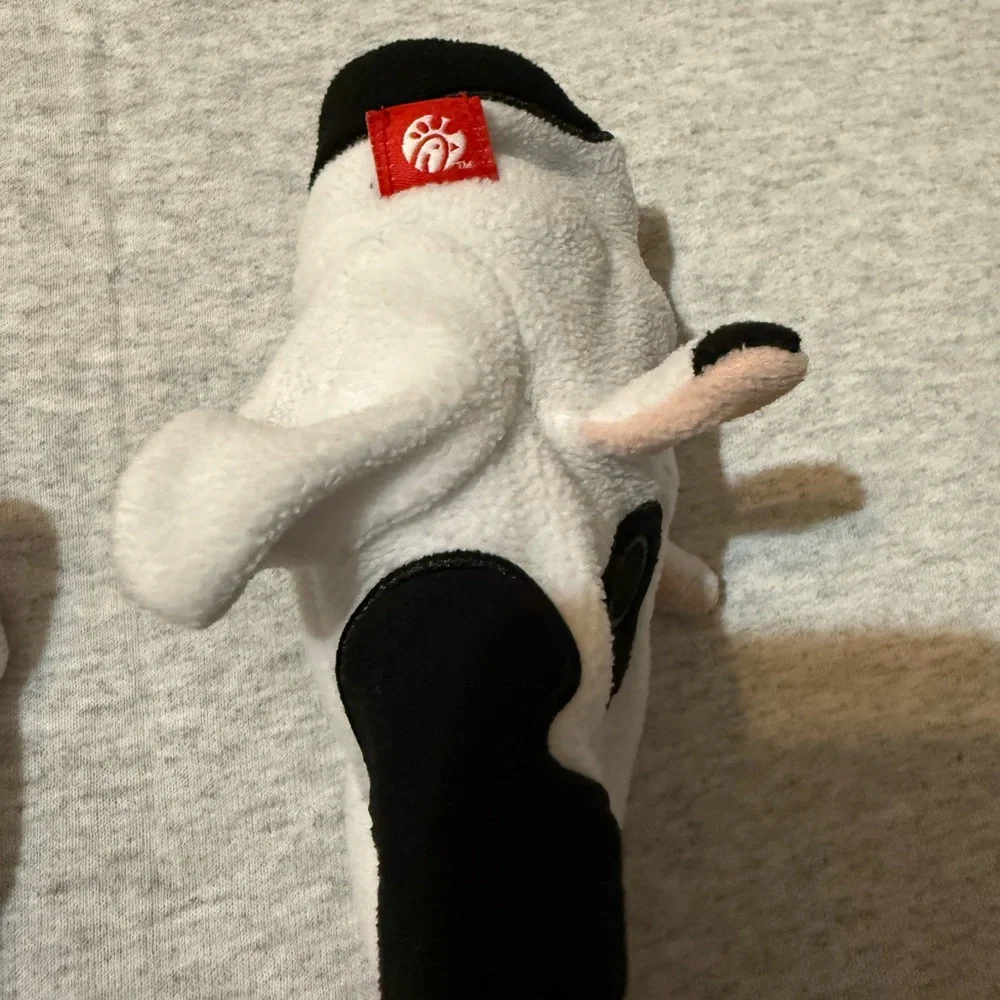 Chick-fil-A “Stories of Evergreen Hills” Cow Mittens- Kids Size Medium 🐄 RARE‎